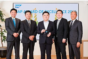 写真左からSAPジャパン鈴木社長、B-EN-G入村、廣瀬、佐藤、SAPジャパン内田会長