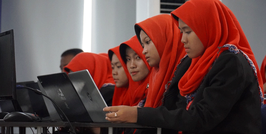インドネシア職業高校「ミトラ・インダストリMM2100」の会計学科に講師を派遣 日系製造業に就職する生徒のスキルアップに貢献