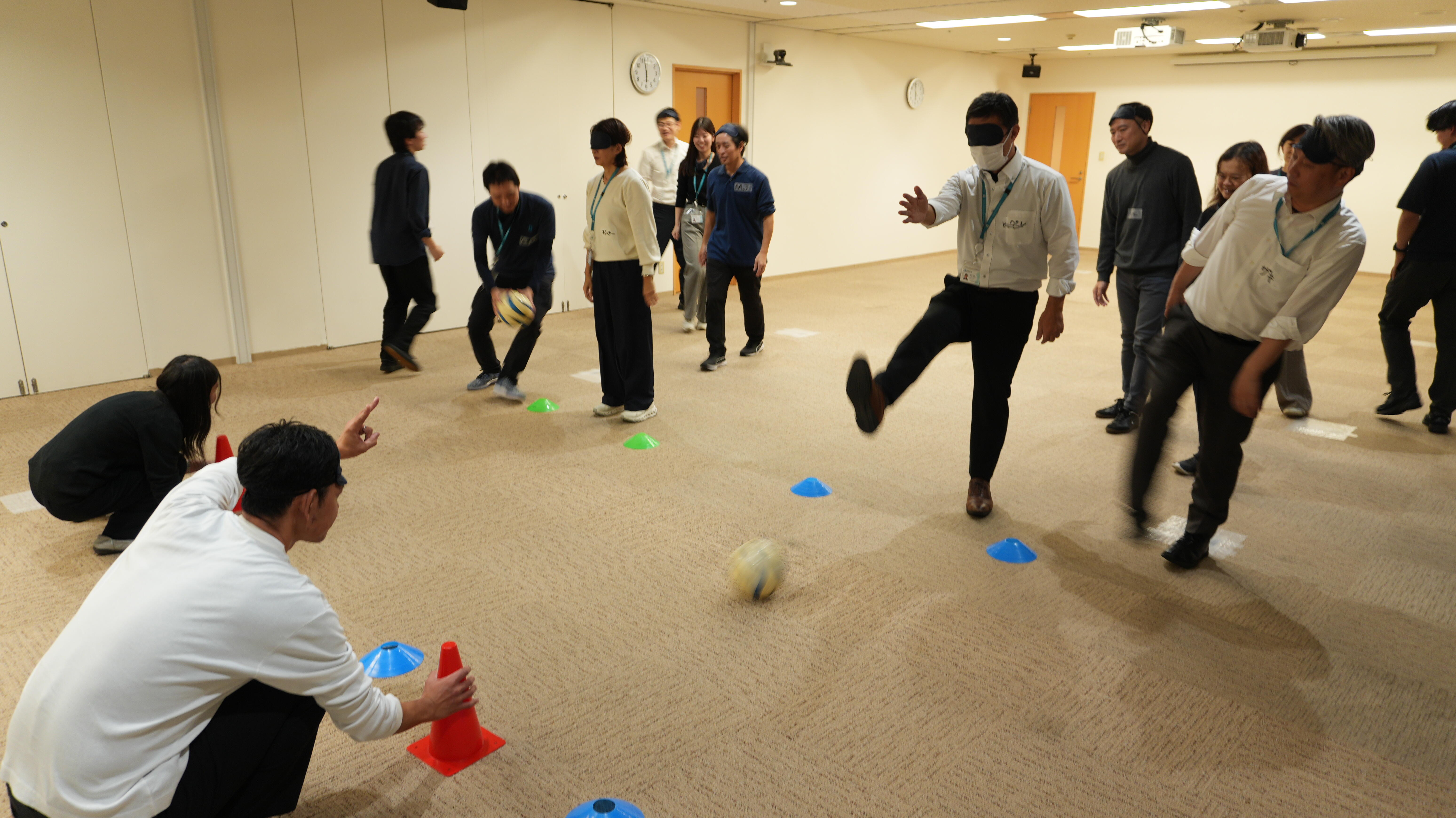 ボールを蹴る様子